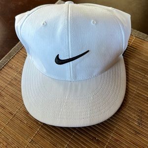 Nike Hat white/black. Great Condition Never worn
